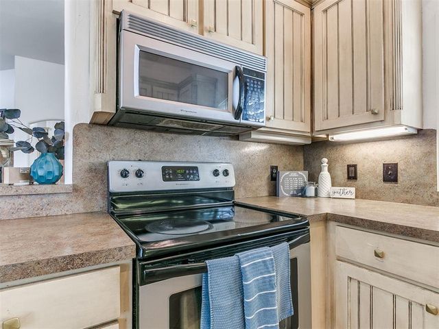 1041 Cambridge Court, Moore, OK 73160