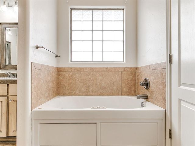 1041 Cambridge Court, Moore, OK 73160