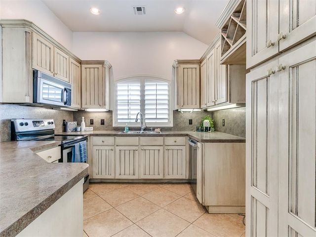 1041 Cambridge Court, Moore, OK 73160