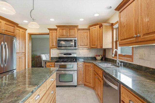 16205 W Mayflower DRIVE, New Berlin, WI 53151