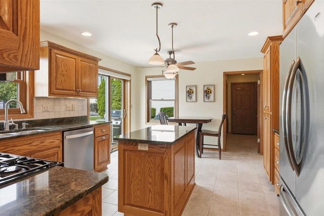 16205 W Mayflower DRIVE, New Berlin, WI 53151