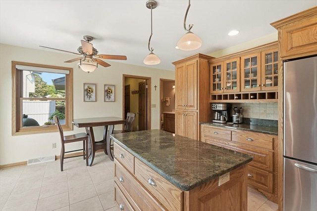 16205 W Mayflower DRIVE, New Berlin, WI 53151