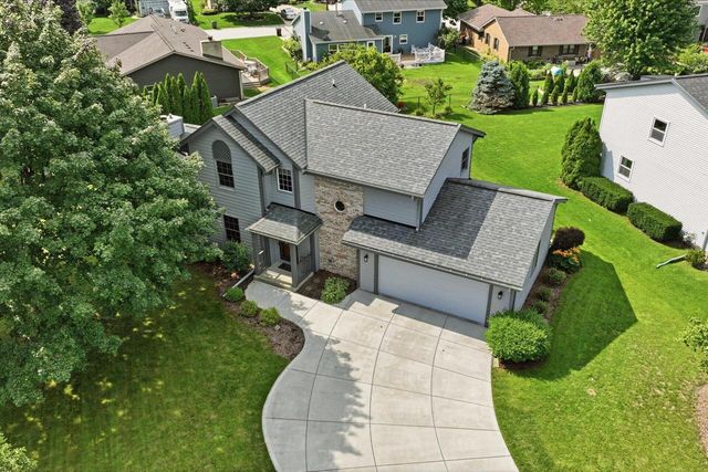 16205 W Mayflower DRIVE, New Berlin, WI 53151