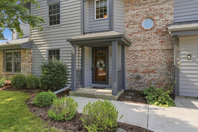 16205 W Mayflower DRIVE, New Berlin, WI 53151