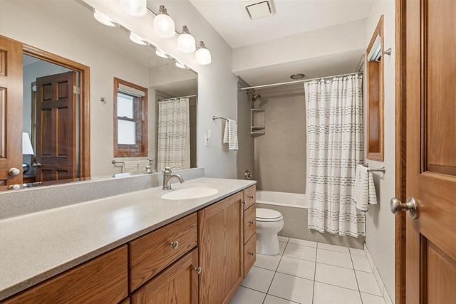 16205 W Mayflower DRIVE, New Berlin, WI 53151