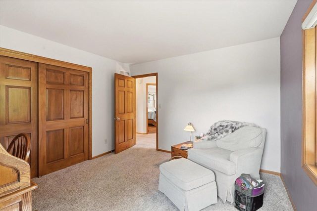 16205 W Mayflower DRIVE, New Berlin, WI 53151
