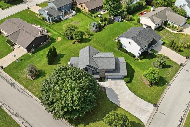 16205 W Mayflower DRIVE, New Berlin, WI 53151