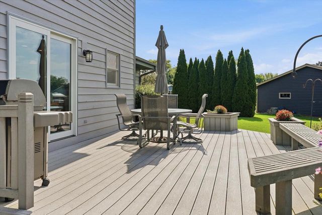 16205 W Mayflower DRIVE, New Berlin, WI 53151