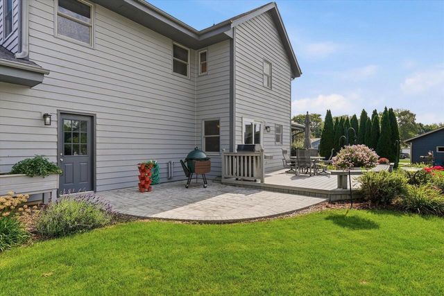 16205 W Mayflower DRIVE, New Berlin, WI 53151