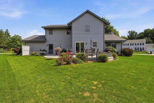 16205 W Mayflower DRIVE, New Berlin, WI 53151