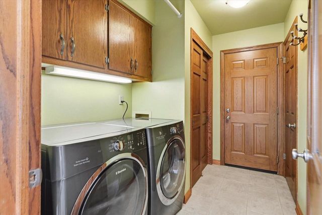 16205 W Mayflower DRIVE, New Berlin, WI 53151