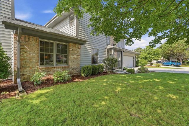 16205 W Mayflower DRIVE, New Berlin, WI 53151