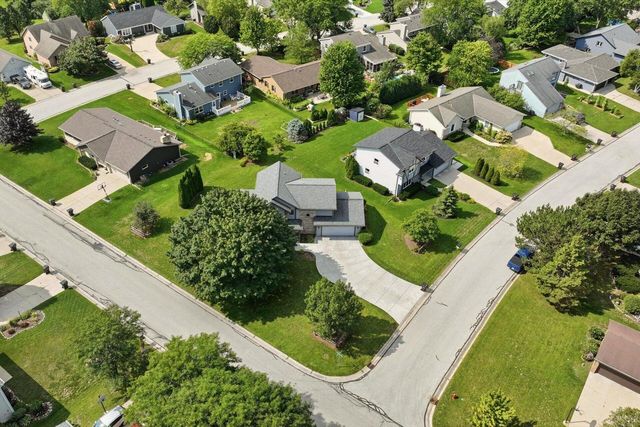 16205 W Mayflower DRIVE, New Berlin, WI 53151