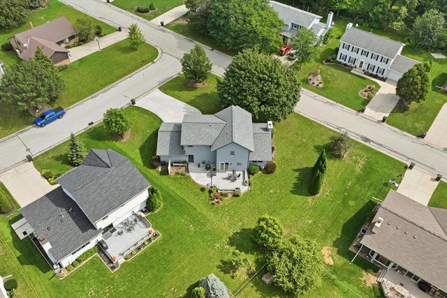 16205 W Mayflower DRIVE, New Berlin, WI 53151