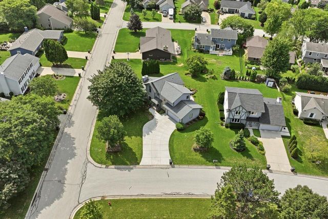16205 W Mayflower DRIVE, New Berlin, WI 53151