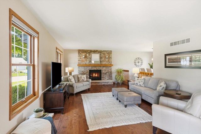 16205 W Mayflower DRIVE, New Berlin, WI 53151