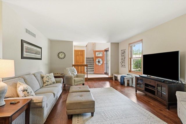 16205 W Mayflower DRIVE, New Berlin, WI 53151