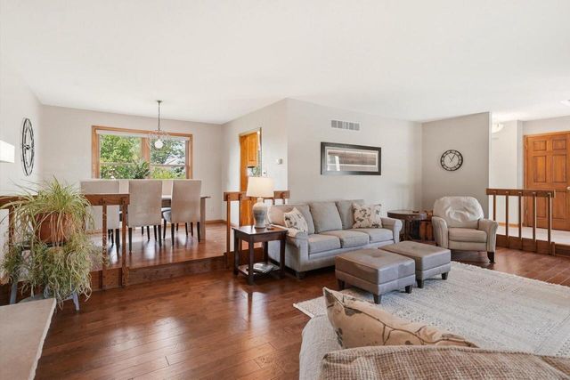 16205 W Mayflower DRIVE, New Berlin, WI 53151