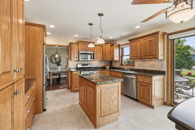 16205 W Mayflower DRIVE, New Berlin, WI 53151