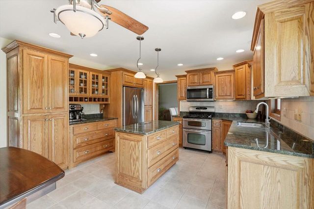 16205 W Mayflower DRIVE, New Berlin, WI 53151