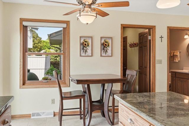 16205 W Mayflower DRIVE, New Berlin, WI 53151