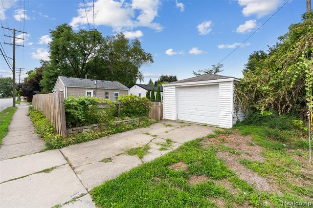 1821 E Hazelhurst Street, Ferndale, MI 48220