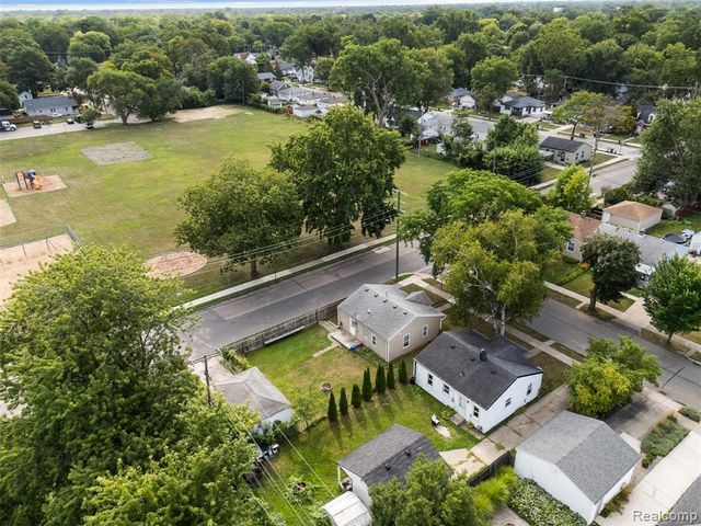 1821 E Hazelhurst Street, Ferndale, MI 48220
