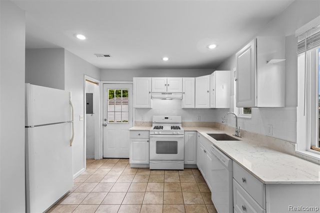 1821 E Hazelhurst Street, Ferndale, MI 48220