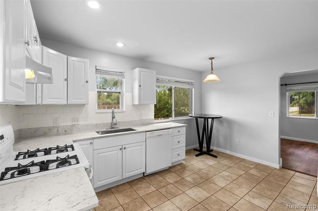 1821 E Hazelhurst Street, Ferndale, MI 48220