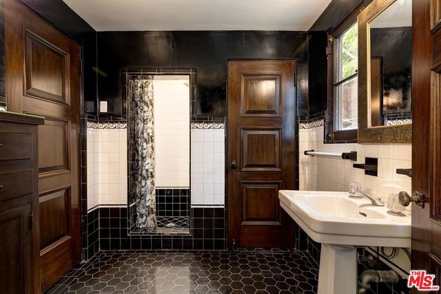 702 N Linden Drive, Beverly Hills, CA 90210