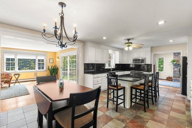 85 Comstock Dr, Wrentham, MA 02093