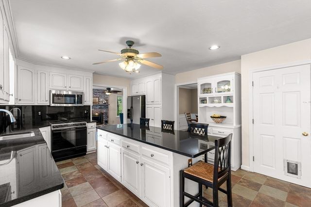 85 Comstock Dr, Wrentham, MA 02093