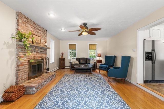 85 Comstock Dr, Wrentham, MA 02093