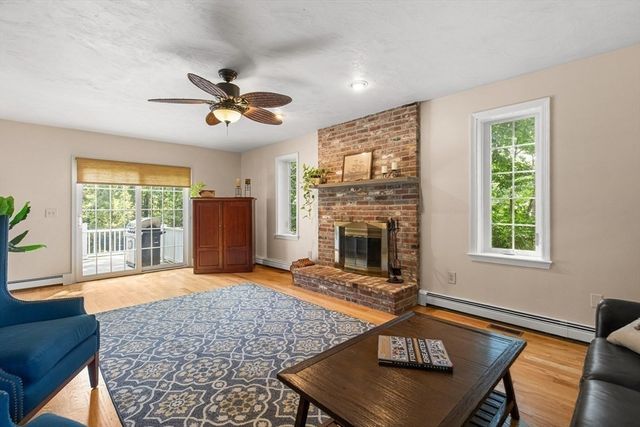 85 Comstock Dr, Wrentham, MA 02093