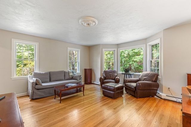 85 Comstock Dr, Wrentham, MA 02093