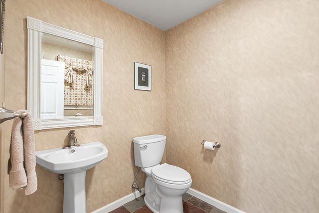 85 Comstock Dr, Wrentham, MA 02093