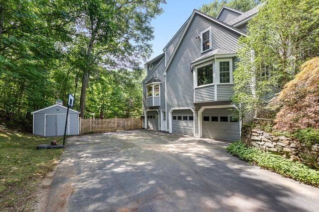 85 Comstock Dr, Wrentham, MA 02093