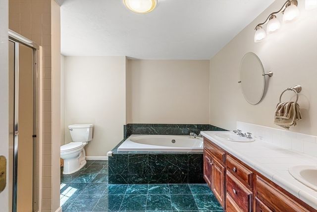 85 Comstock Dr, Wrentham, MA 02093