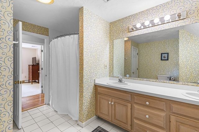 85 Comstock Dr, Wrentham, MA 02093