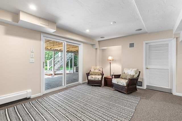 85 Comstock Dr, Wrentham, MA 02093