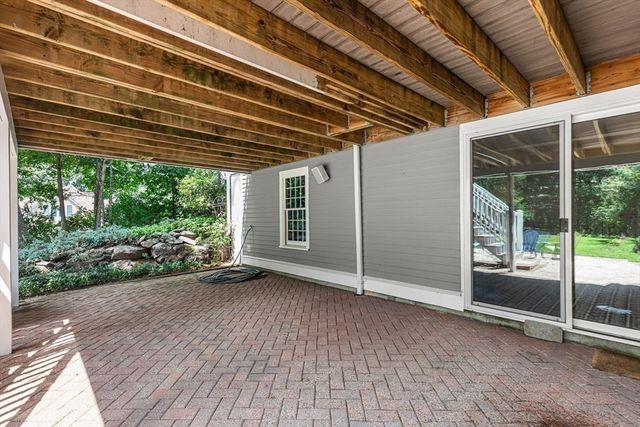 85 Comstock Dr, Wrentham, MA 02093