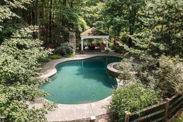 85 Comstock Dr, Wrentham, MA 02093