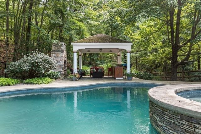 85 Comstock Dr, Wrentham, MA 02093