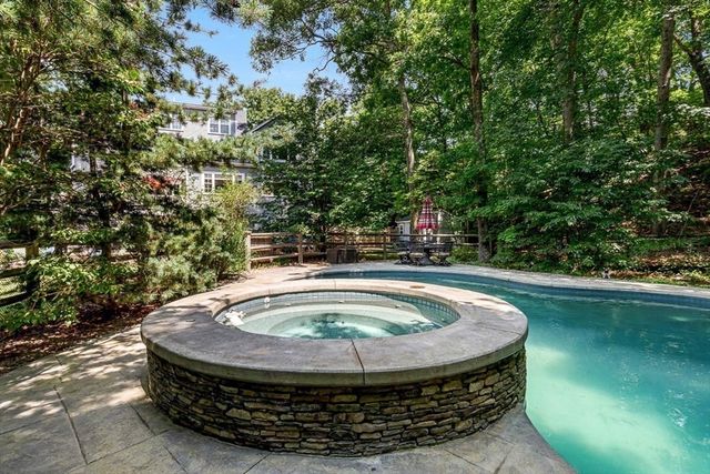 85 Comstock Dr, Wrentham, MA 02093