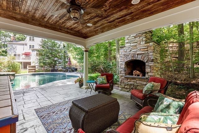 85 Comstock Dr, Wrentham, MA 02093