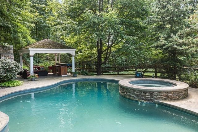 85 Comstock Dr, Wrentham, MA 02093