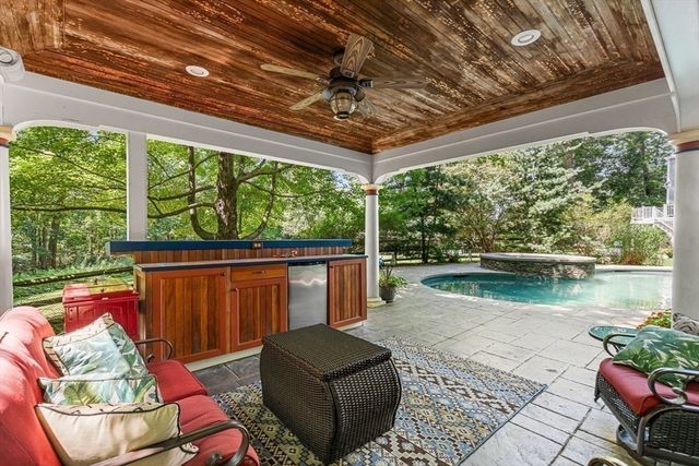 85 Comstock Dr, Wrentham, MA 02093