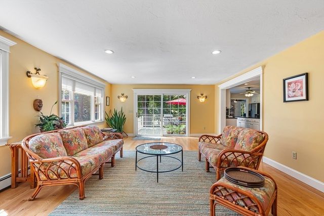 85 Comstock Dr, Wrentham, MA 02093