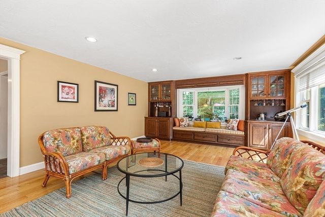 85 Comstock Dr, Wrentham, MA 02093