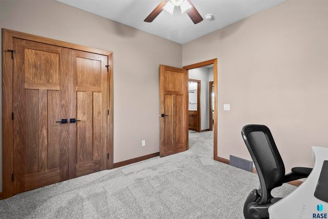 8609 S Carver Cir Circle, Sioux Falls, SD 57108